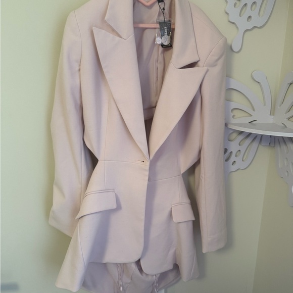 Express Cutout Detail Blazer in Soft Blush - Picture 5 of 6